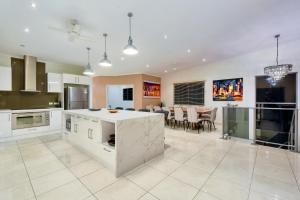 Luxury Darwin City Lights Jacuzzi Central Location Large House New Furnishings