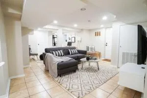 1BR Trendy Basement Apt with Laundry & Parking - Central Trendy - Dunning