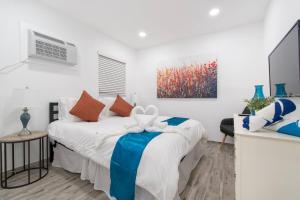 Modern apt wqueen bed beach steps