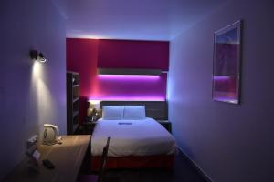 Hotels Kyriad Hotel - Restaurant Carentan : photos des chambres