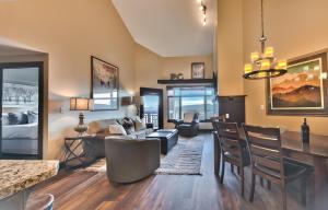 Superior Ski In Ski out, Top floor Penthouse, Pool, Hot Tubs Conde Nast Forbes Award Winner B508