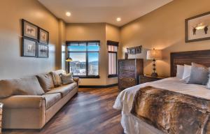 Superior Ski In Ski out, Top floor Penthouse, Pool, Hot Tubs Conde Nast Forbes Award Winner B508