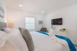 Modern apartment wking bed beach views