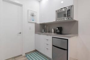 Renovated studio w ocean views boardwalk steps