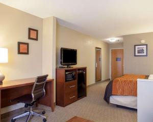 King Suite - Non-Smoking room in Quality Inn & Suites I-40 East