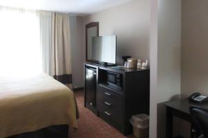 King Room - Non-Smoking room in Quality Inn & Suites Fresno Northwest