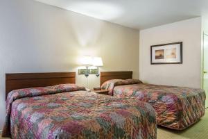 Double Room with Two Double Beds - Non-Smoking room in Rodeway Inn Magic Mountain Area