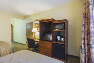 Double Room with Two Double Beds - Non-Smoking room in Quality Inn Fresno Airport