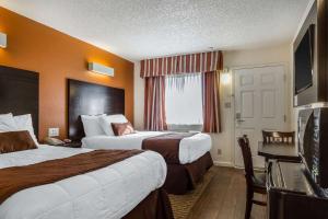 Double Room with Two Double Beds - Non-Smoking room in Rodeway Inn - Rohnert Park