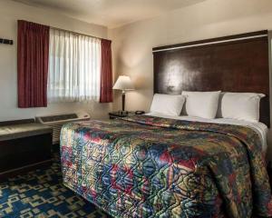 Deluxe Room, 1 Queen Bed, Balcony, Non Smoking room in Rodeway Inn Oceanside Marina