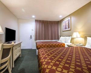 Double Room with Two Double Beds - Smoking room in Rodeway Inn Santee San Diego East