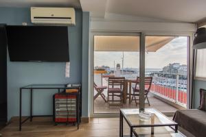Piraeus Apartment with Endless View