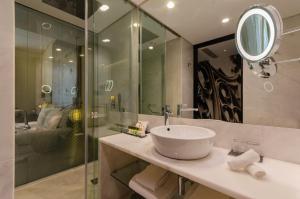 Superior Triple Room with Street View room in Hotel Santa Justa