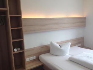 Single Room with Bathroom room in Autohof Bitterfeld