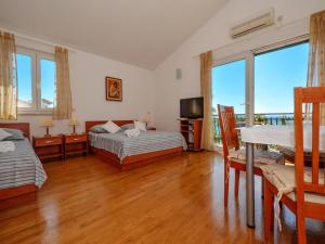 One-Bedroom Apartment with Balcony and Sea View room in Apartments Nera