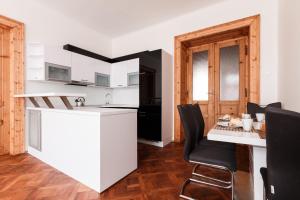 Prague Days - Spacious Retro-vibes Apartment near Charles Square