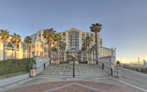 Table Bay hotel, 
Cape Town, South Africa.
The photo picture quality can be
variable. We apologize if the
quality is of an unacceptable
level.