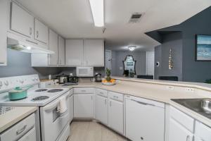 o CHARMING CONDO MINUTES FROM GORGEOUS CLEARWATER BEACHES o