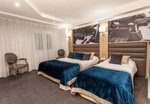 Hotels Logis - Le Christina : Chambre Triple Confort