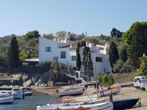 Avinguda Caritat Serinyana, 1, 17488 Cadaqués, Girona, Spain.