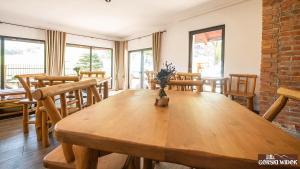 Gorski Widok Karpacz Apartamenty i Pokoje Salon Kominkowy