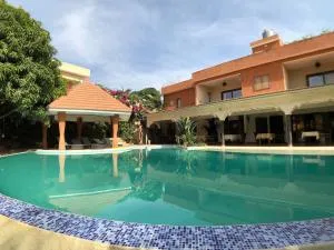 HOTEL Le Clos Des Papillons - 萨利波图尔