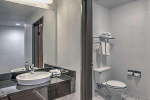 King Suite with Spa Bath - Non-Smoking room in Motel 6-Dallas TX - Northwest