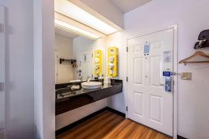Deluxe Quadruple Room - Non-Smoking room in Motel 6-Shreveport LA