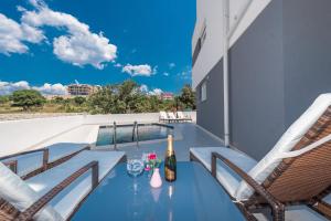 Merima 1 luxury ap with a pool 