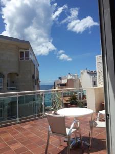ESPECTACULAR ATICO CON TERRAZA A 50 MT PLAYA CANTERAS