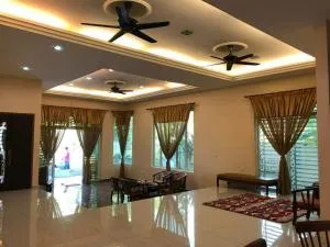 Leissa Homestay - Ayer Hitam