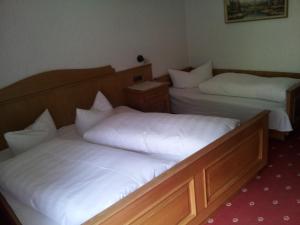 Triple Room with Balcony room in Gästepension Wiesenheim