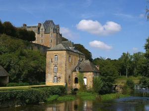 Maisons de vacances Holiday Home in Saint Laurent des Mortiers with Garden : photos des chambres