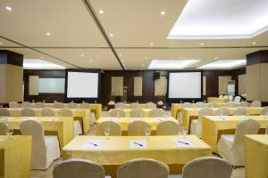 Business center, Golden Prince Hotel & Suites in Cebu