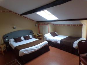 Hotels Logis Hotel de France : Chambre Triple