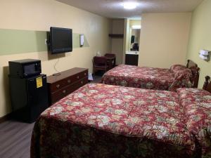 Queen Room with Two Queen Beds room in Budget Inn Elkmont