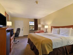 King Room - Smoking  room in Days Inn by Wyndham Natchitoches