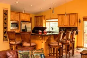 5-Star Luxury Tahoe Cabin! Great Location! Pool Table!Darts! Poker! Ping Pong! Games! - Fallen Leaf