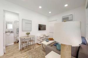 Modern studio wqueen bed beach views