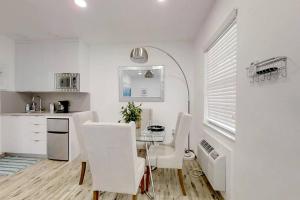 Renovated studio w ocean views boardwalk steps