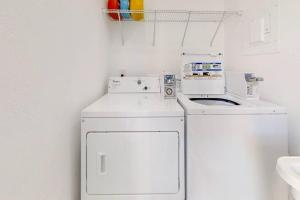 Modern apartment wking bed beach views