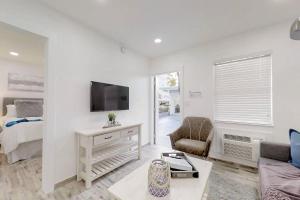 Modern apartment wking bed steps to beach