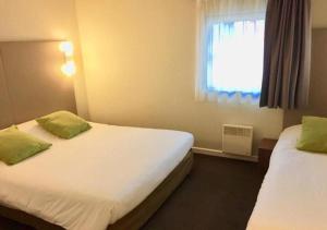 Hotels Campanile Paris Est - Porte de Bagnolet : Chambre Triple avec 1 Lit Double et 1 Lit Simple (3 Adultes)