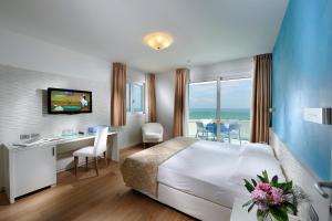 Two-Bedroom Suite with Sea View room in Grand Hotel Playa
