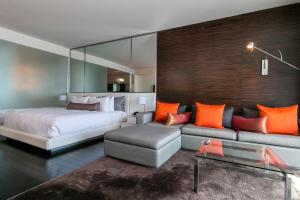 Palms Place strip view condo