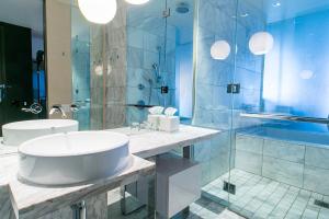 Palms Place strip view condo