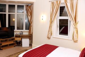 Superior Double Room room in Gatwick Inn Hotel- Premises Professionally Antiseptic