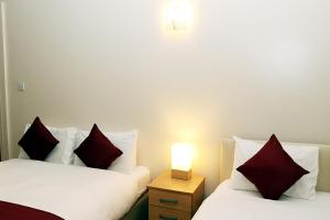 Family Room with Private Bathroom room in Gatwick Inn Hotel- Premises Professionally Antiseptic