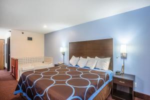 King Suite - Non-Smoking room in Americas Best Value Inn-Galesburg