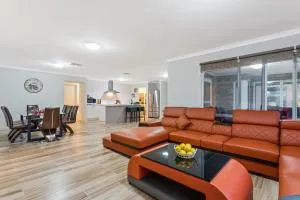 Bulla Hill Villas - Spacious Group Accommodation, 5 Min to Airport - Diggers Rest